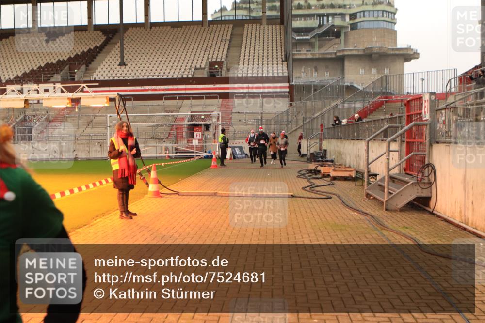 08.12.2024 - St. Pauli X-Mass-Run No. 14 Kathrin Stürmer Photography http://msf.ph/oto/7524681 08.12.2024 10:02:39 Ziel 345, 349, 613, 630, 1018, 1219, 2093, 2094, 2098, 2426, 3039, 3104, 3105 meine-sportfotos.de