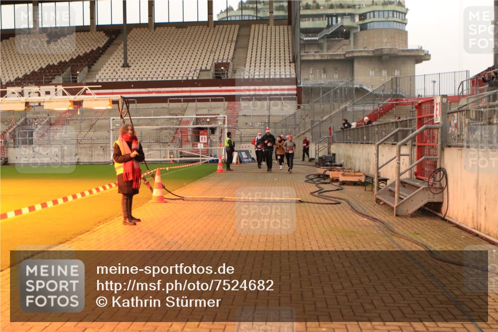 08.12.2024 - St. Pauli X-Mass-Run No. 14 Kathrin Stürmer Photography http://msf.ph/oto/7524682 08.12.2024 10:02:39 Ziel 345, 349, 613, 630, 1018, 1219, 2093, 2094, 2098, 2426, 3039, 3104, 3105 meine-sportfotos.de