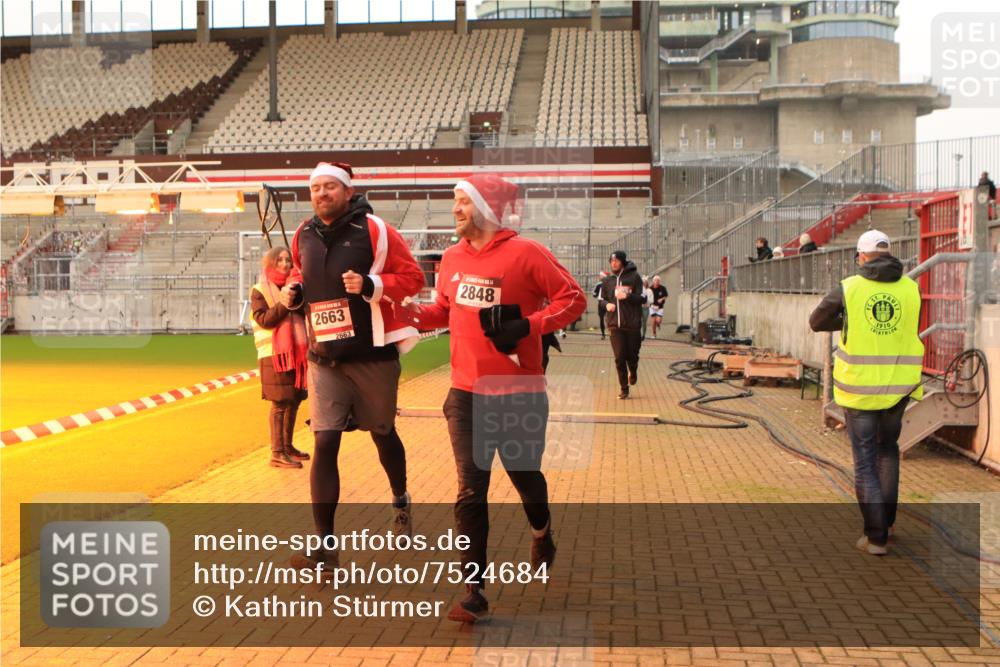 08.12.2024 - St. Pauli X-Mass-Run No. 14 Kathrin Stürmer Photography http://msf.ph/oto/7524684 08.12.2024 10:03:25 Ziel 330, 624, 1678, 1788, 1912, 1949, 2663, 2848, 2955, 3062, 3063, 3070, 3072, 3260 meine-sportfotos.de