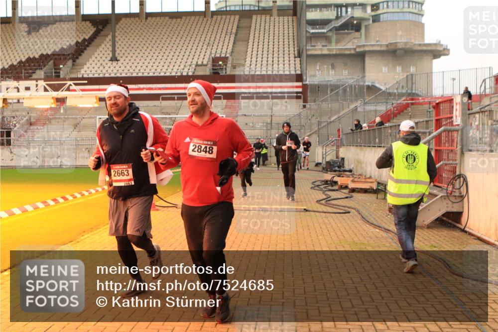 08.12.2024 - St. Pauli X-Mass-Run No. 14 Kathrin Stürmer Photography http://msf.ph/oto/7524685 08.12.2024 10:03:25 Ziel 330, 624, 1678, 1788, 1912, 1949, 2663, 2848, 2955, 3062, 3063, 3070, 3072, 3260 meine-sportfotos.de