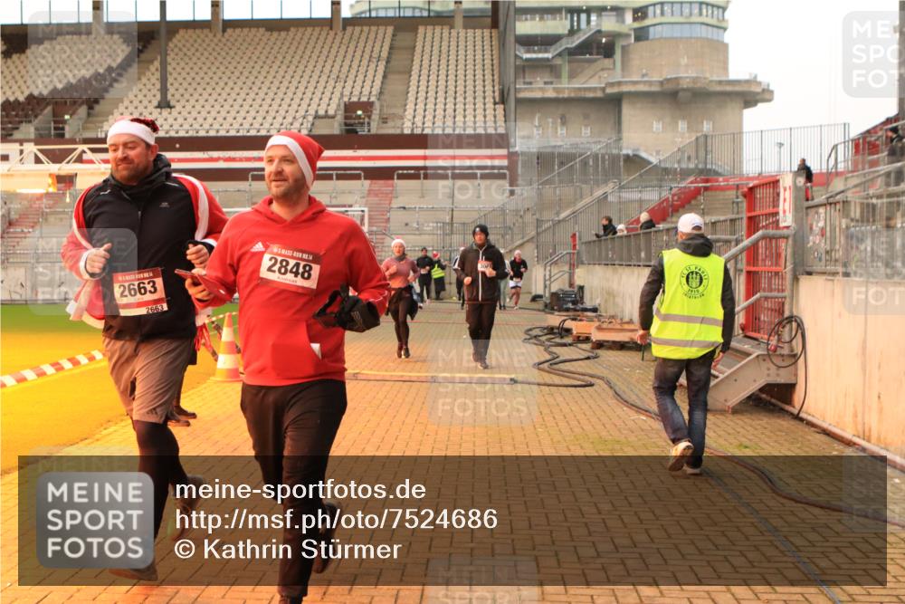 08.12.2024 - St. Pauli X-Mass-Run No. 14 Kathrin Stürmer Photography http://msf.ph/oto/7524686 08.12.2024 10:03:25 Ziel 330, 624, 1678, 1788, 1912, 1949, 2663, 2848, 2955, 3062, 3063, 3070, 3072, 3260 meine-sportfotos.de