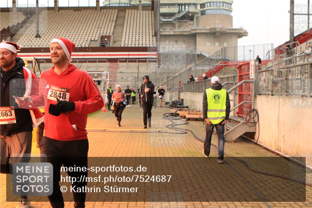 08.12.2024 - St. Pauli X-Mass-Run No. 14 Kathrin Stürmer Photography http://msf.ph/oto/7524687 08.12.2024 10:03:25 Ziel 330, 624, 1678, 1788, 1912, 1949, 2663, 2848, 2955, 3062, 3063, 3070, 3072, 3260 meine-sportfotos.de