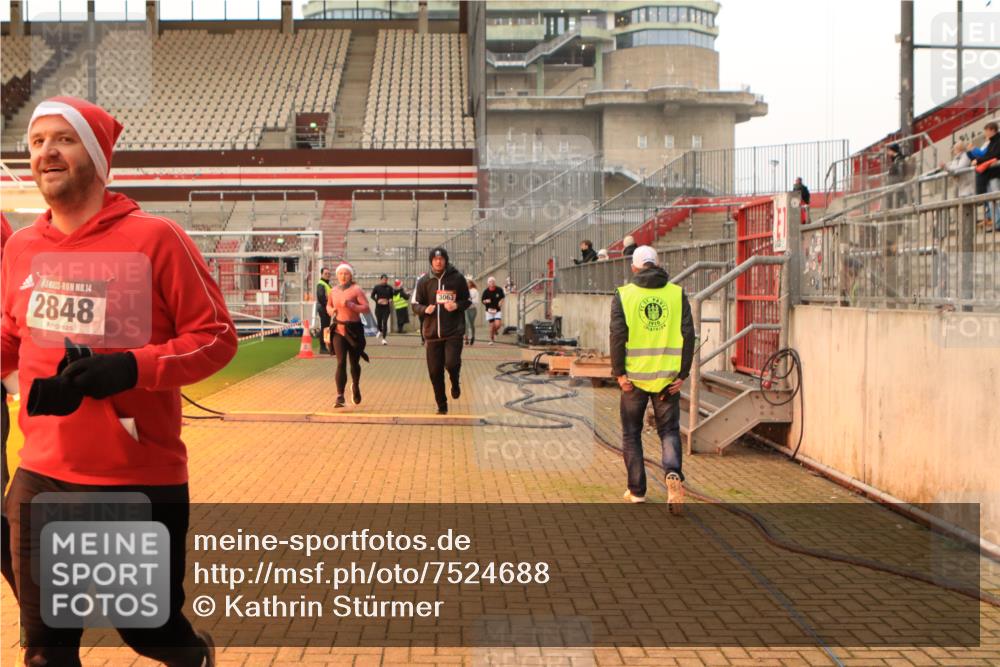 08.12.2024 - St. Pauli X-Mass-Run No. 14 Kathrin Stürmer Photography http://msf.ph/oto/7524688 08.12.2024 10:03:26 Ziel 330, 624, 1678, 1788, 1912, 1949, 2663, 2848, 2955, 3062, 3063, 3070, 3072, 3260 meine-sportfotos.de