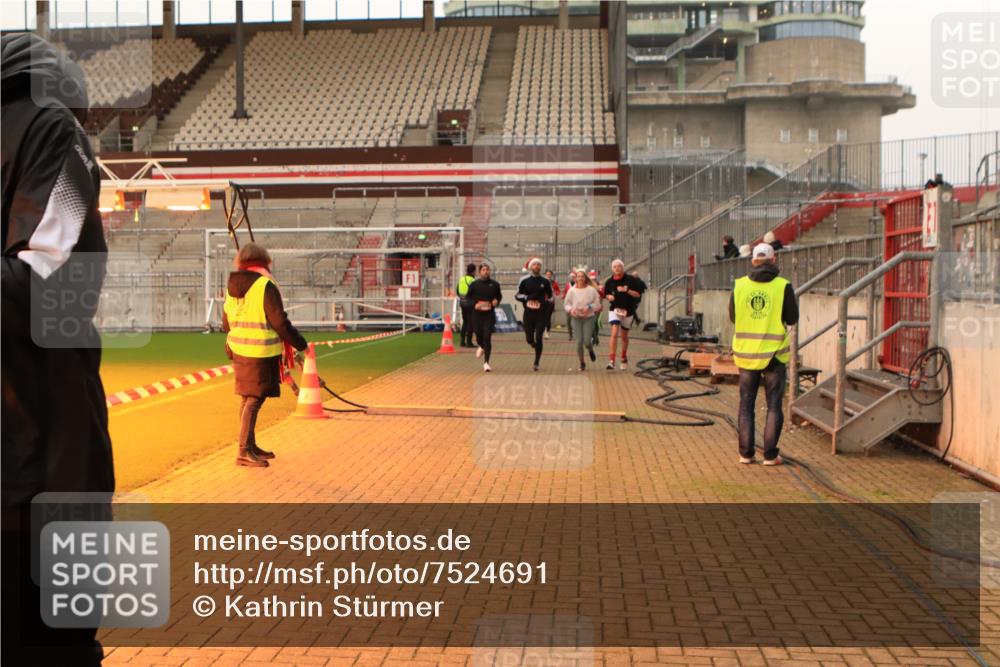 08.12.2024 - St. Pauli X-Mass-Run No. 14 Kathrin Stürmer Photography http://msf.ph/oto/7524691 08.12.2024 10:03:29 Ziel 330, 624, 1678, 1788, 1912, 1949, 2663, 2848, 2948, 2955, 3062, 3063, 3070, 3072, 3179, 3180 meine-sportfotos.de