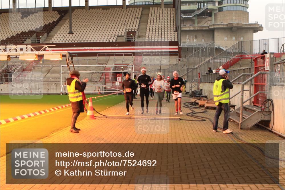 08.12.2024 - St. Pauli X-Mass-Run No. 14 Kathrin Stürmer Photography http://msf.ph/oto/7524692 08.12.2024 10:03:31 Ziel 330, 624, 1678, 1788, 1870, 1912, 1949, 2663, 2848, 2948, 2955, 3062, 3063, 3071, 3082, 3169, 3179, 3180 meine-sportfotos.de