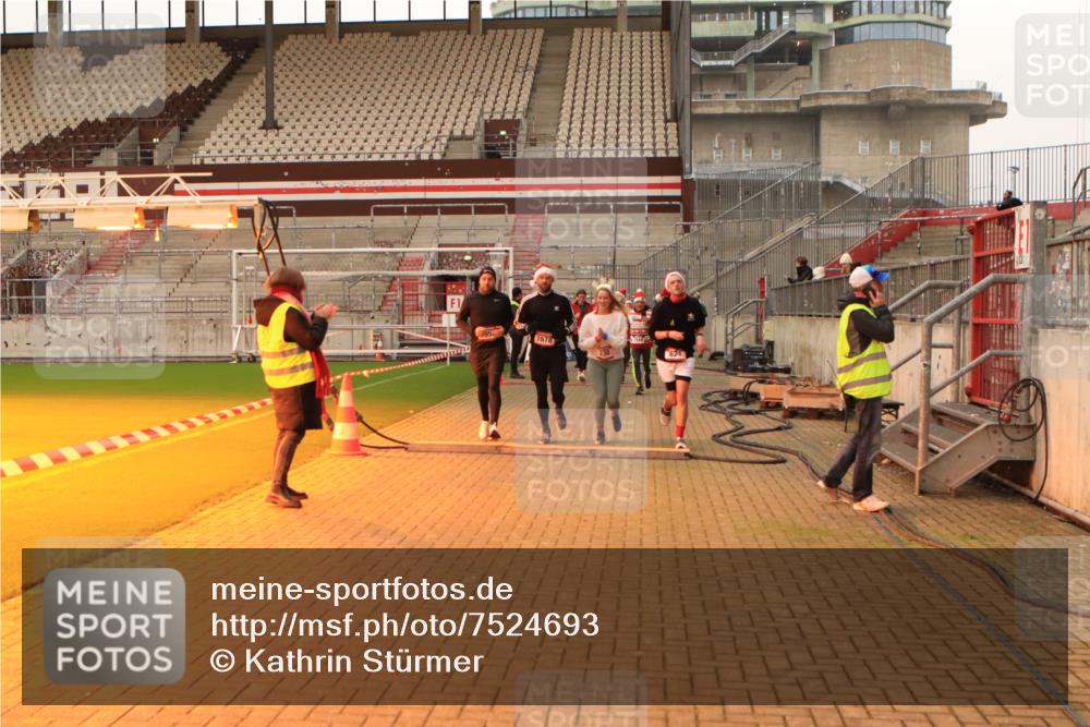 08.12.2024 - St. Pauli X-Mass-Run No. 14 Kathrin Stürmer Photography http://msf.ph/oto/7524693 08.12.2024 10:03:31 Ziel 330, 624, 1678, 1788, 1870, 1912, 1949, 2663, 2848, 2948, 2955, 3062, 3063, 3071, 3082, 3169, 3179, 3180 meine-sportfotos.de