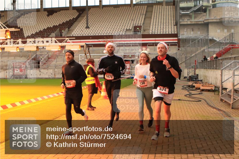 08.12.2024 - St. Pauli X-Mass-Run No. 14 Kathrin Stürmer Photography http://msf.ph/oto/7524694 08.12.2024 10:03:34 Ziel 330, 624, 1678, 1870, 2219, 2663, 2759, 2819, 2848, 2948, 2955, 3062, 3063, 3071, 3082, 3169, 3179, 3180 meine-sportfotos.de