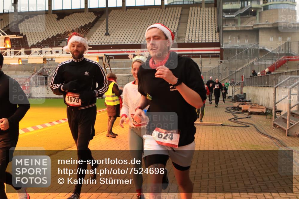 08.12.2024 - St. Pauli X-Mass-Run No. 14 Kathrin Stürmer Photography http://msf.ph/oto/7524698 08.12.2024 10:03:35 Ziel 330, 624, 1678, 1870, 2219, 2663, 2759, 2819, 2848, 2948, 2955, 3062, 3063, 3071, 3082, 3169, 3179, 3180 meine-sportfotos.de