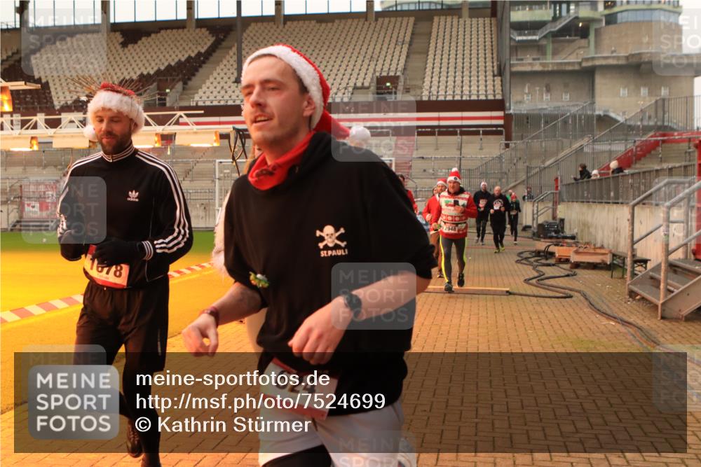 08.12.2024 - St. Pauli X-Mass-Run No. 14 Kathrin Stürmer Photography http://msf.ph/oto/7524699 08.12.2024 10:03:35 Ziel 330, 624, 1678, 1870, 2219, 2663, 2759, 2819, 2848, 2948, 2955, 3062, 3063, 3071, 3082, 3169, 3179, 3180 meine-sportfotos.de