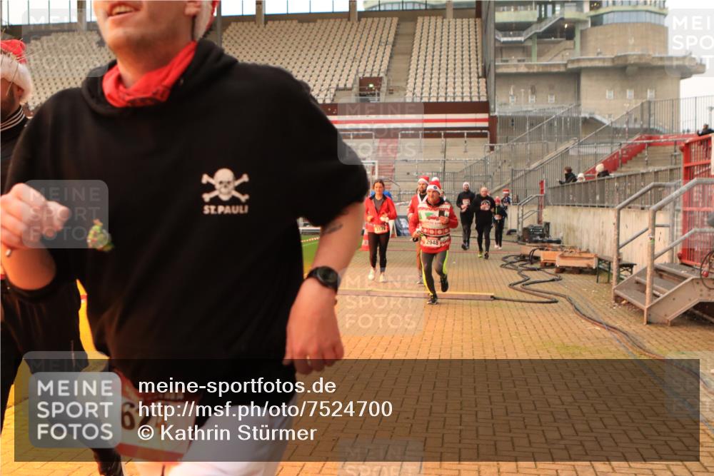 08.12.2024 - St. Pauli X-Mass-Run No. 14 Kathrin Stürmer Photography http://msf.ph/oto/7524700 08.12.2024 10:03:35 Ziel 330, 624, 1678, 1870, 2219, 2663, 2759, 2819, 2848, 2948, 2955, 3062, 3063, 3071, 3082, 3169, 3179, 3180 meine-sportfotos.de