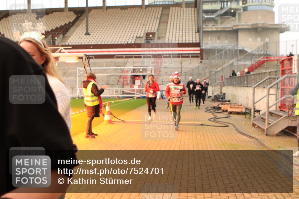 08.12.2024 - St. Pauli X-Mass-Run No. 14 Kathrin Stürmer Photography http://msf.ph/oto/7524701 08.12.2024 10:03:35 Ziel 330, 624, 1678, 1870, 2219, 2663, 2759, 2819, 2848, 2948, 2955, 3062, 3063, 3071, 3082, 3169, 3179, 3180 meine-sportfotos.de
