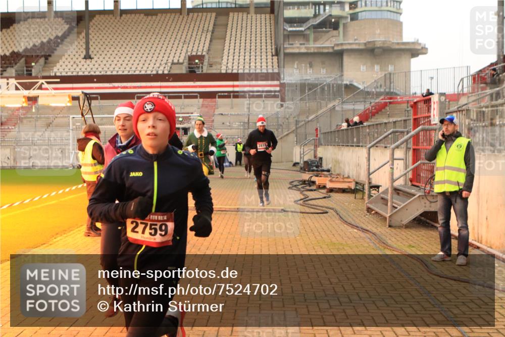 08.12.2024 - St. Pauli X-Mass-Run No. 14 Kathrin Stürmer Photography http://msf.ph/oto/7524702 08.12.2024 10:03:40 Ziel 330, 624, 815, 1565, 1678, 1870, 2219, 2759, 2819, 2933, 2948, 2955, 3062, 3071, 3082, 3169, 3179, 3180 meine-sportfotos.de