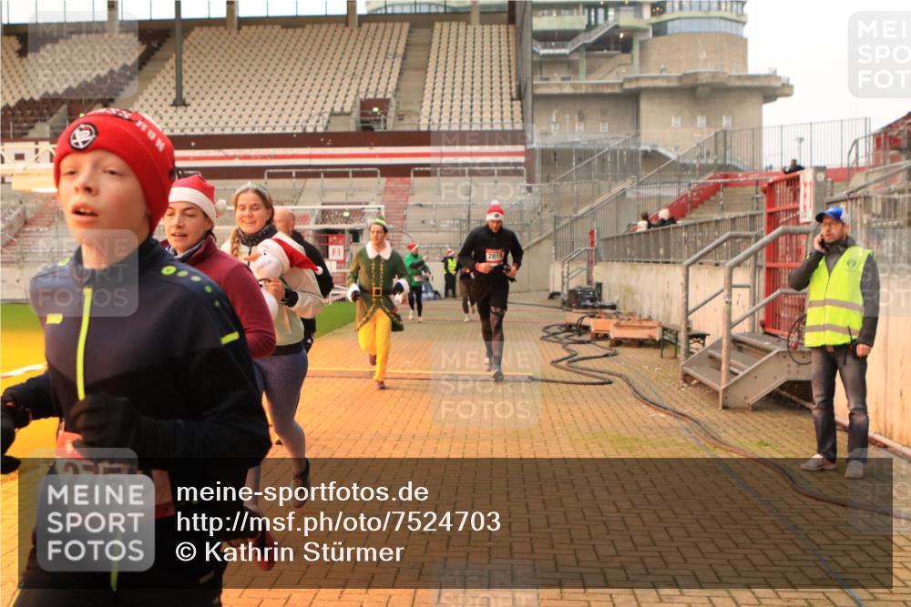 08.12.2024 - St. Pauli X-Mass-Run No. 14 Kathrin Stürmer Photography http://msf.ph/oto/7524703 08.12.2024 10:03:40 Ziel 330, 624, 815, 1565, 1678, 1870, 2219, 2759, 2819, 2933, 2948, 2955, 3062, 3071, 3082, 3169, 3179, 3180 meine-sportfotos.de