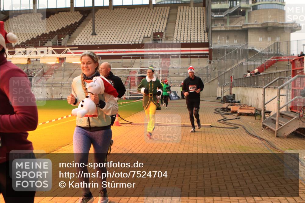 08.12.2024 - St. Pauli X-Mass-Run No. 14 Kathrin Stürmer Photography http://msf.ph/oto/7524704 08.12.2024 10:03:41 Ziel 330, 624, 815, 1565, 1678, 1870, 2219, 2759, 2819, 2933, 2948, 2955, 3071, 3082, 3169, 3179, 3180 meine-sportfotos.de