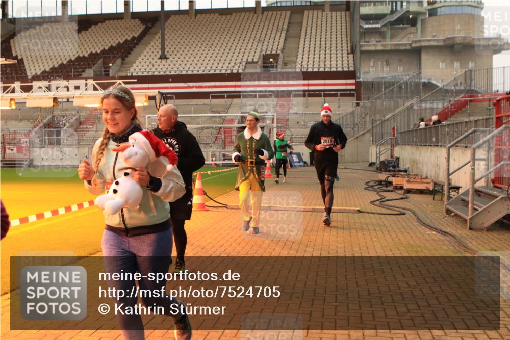 08.12.2024 - St. Pauli X-Mass-Run No. 14 Kathrin Stürmer Photography http://msf.ph/oto/7524705 08.12.2024 10:03:41 Ziel 330, 624, 815, 1565, 1678, 1870, 2219, 2759, 2819, 2933, 2948, 2955, 3071, 3082, 3169, 3179, 3180 meine-sportfotos.de