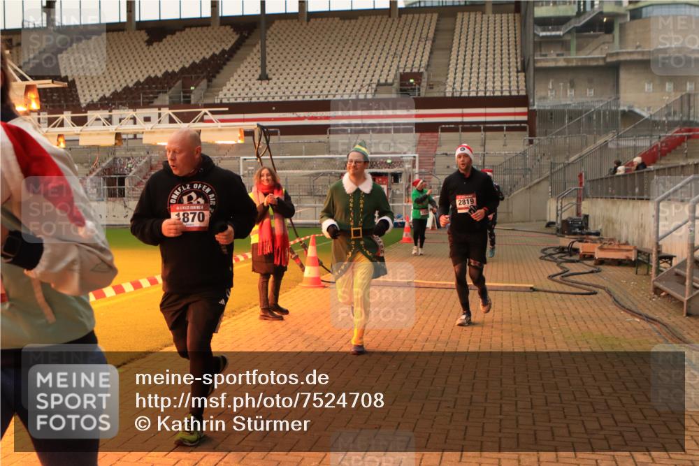 08.12.2024 - St. Pauli X-Mass-Run No. 14 Kathrin Stürmer Photography http://msf.ph/oto/7524708 08.12.2024 10:03:42 Ziel 330, 624, 815, 1565, 1678, 1870, 2219, 2759, 2819, 2933, 2948, 2955, 3071, 3082, 3169, 3179, 3180 meine-sportfotos.de