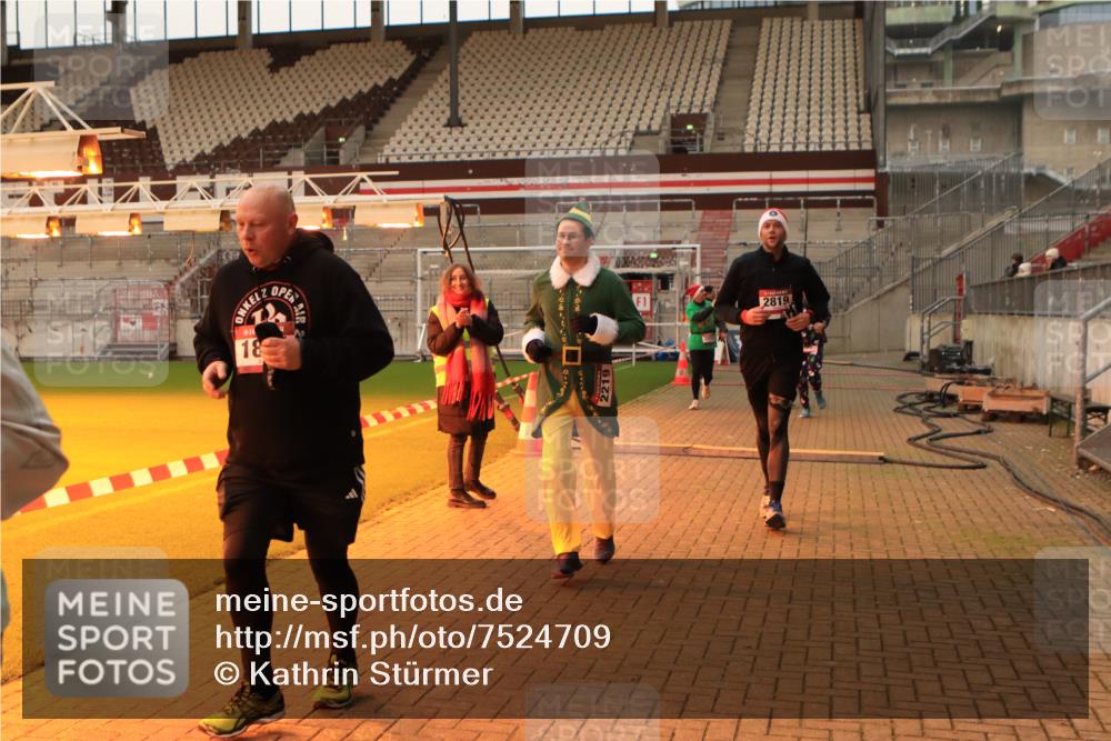 08.12.2024 - St. Pauli X-Mass-Run No. 14 Kathrin Stürmer Photography http://msf.ph/oto/7524709 08.12.2024 10:03:42 Ziel 330, 624, 815, 1565, 1678, 1870, 2219, 2759, 2819, 2933, 2948, 2955, 3071, 3082, 3169, 3179, 3180 meine-sportfotos.de
