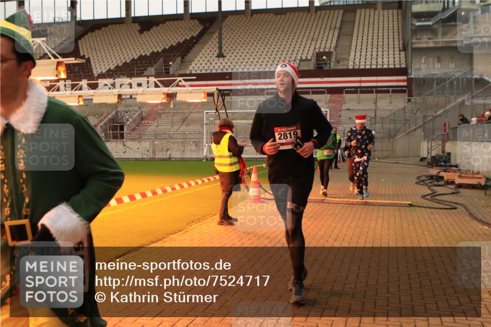 08.12.2024 - St. Pauli X-Mass-Run No. 14 Kathrin Stürmer Photography http://msf.ph/oto/7524717 08.12.2024 10:03:43 Ziel 330, 624, 815, 1565, 1678, 1870, 2219, 2759, 2819, 2933, 2948, 2955, 3071, 3082, 3169, 3179, 3180 meine-sportfotos.de