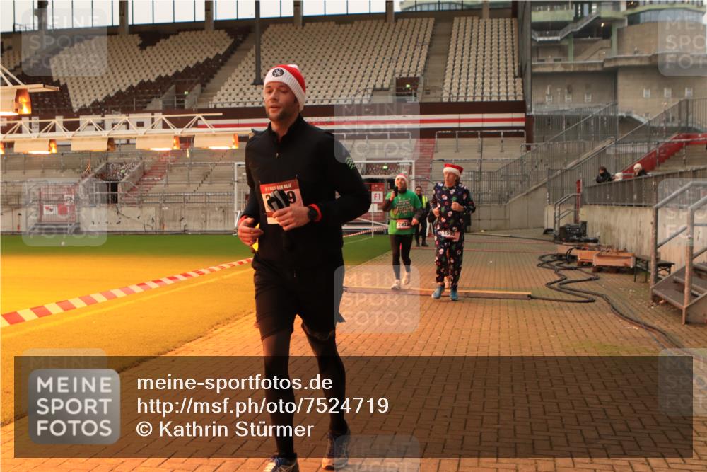 08.12.2024 - St. Pauli X-Mass-Run No. 14 Kathrin Stürmer Photography http://msf.ph/oto/7524719 08.12.2024 10:03:44 Ziel 330, 624, 815, 1565, 1678, 1870, 2219, 2759, 2819, 2933, 2948, 2955, 3071, 3082, 3169, 3179, 3180 meine-sportfotos.de