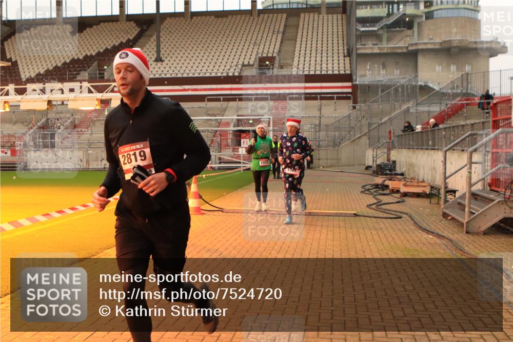 08.12.2024 - St. Pauli X-Mass-Run No. 14 Kathrin Stürmer Photography http://msf.ph/oto/7524720 08.12.2024 10:03:44 Ziel 330, 624, 815, 1565, 1678, 1870, 2219, 2759, 2819, 2933, 2948, 2955, 3071, 3082, 3169, 3179, 3180 meine-sportfotos.de