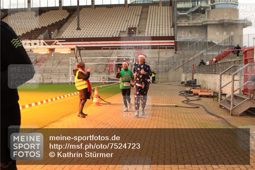 08.12.2024 - St. Pauli X-Mass-Run No. 14 Kathrin Stürmer Photography http://msf.ph/oto/7524723 08.12.2024 10:03:45 Ziel 330, 624, 815, 1565, 1678, 1870, 2219, 2759, 2819, 2933, 2948, 2955, 3071, 3082, 3169, 3179, 3180 meine-sportfotos.de