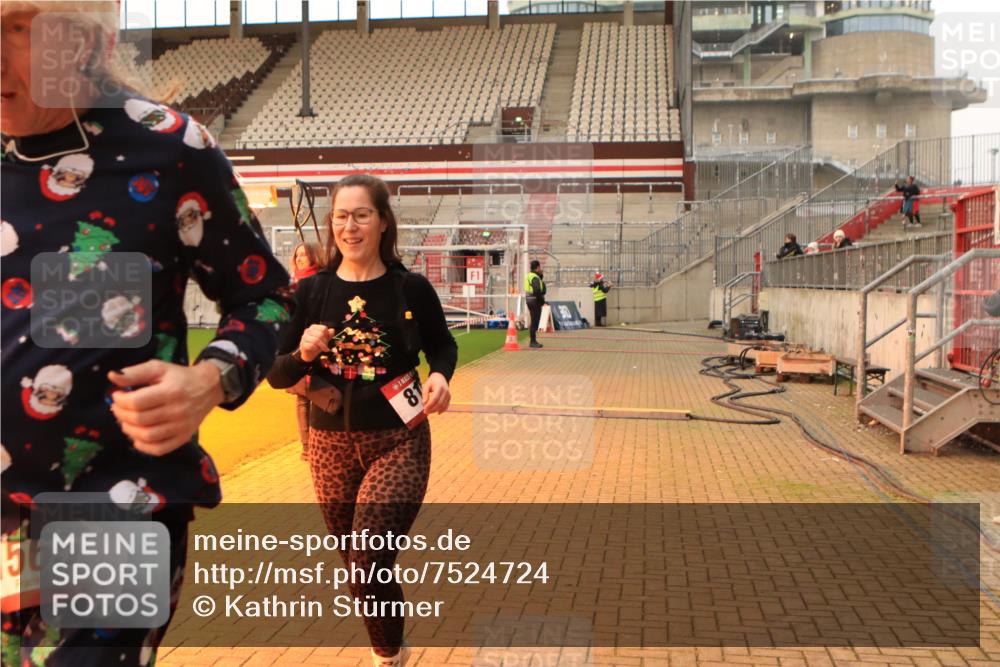 08.12.2024 - St. Pauli X-Mass-Run No. 14 Kathrin Stürmer Photography http://msf.ph/oto/7524724 08.12.2024 10:03:47 Ziel 815, 1565, 1870, 2219, 2759, 2819, 2933, 2948, 3071, 3082, 3169, 3179, 3180 meine-sportfotos.de