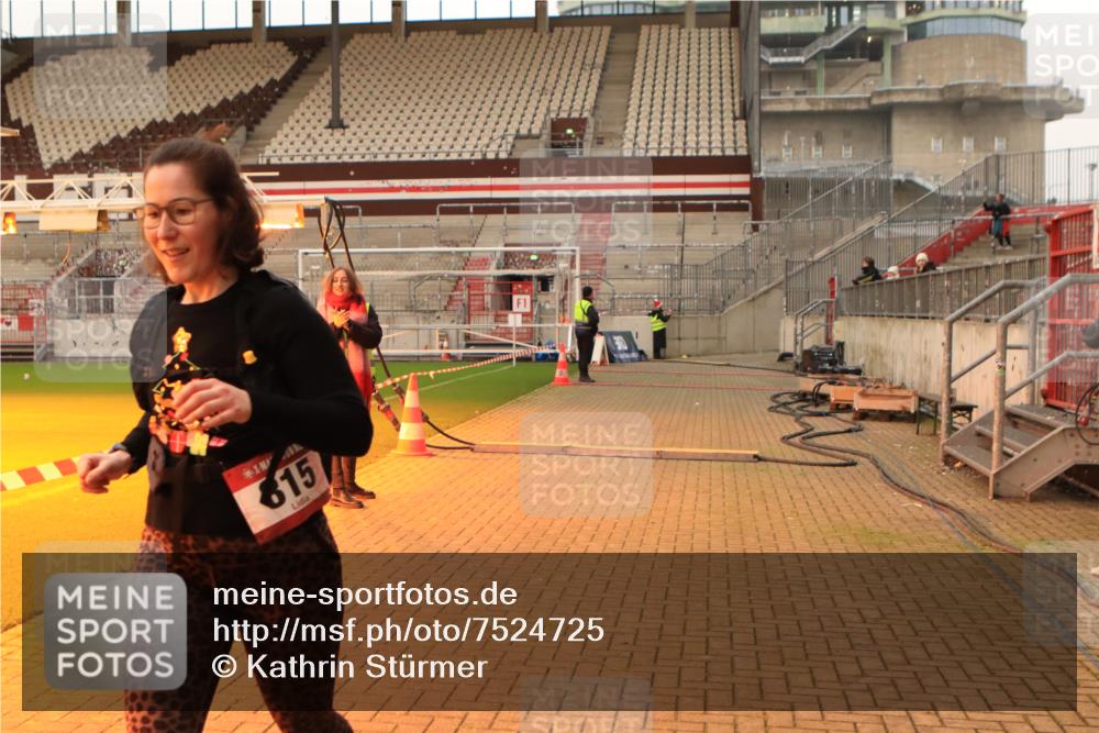 08.12.2024 - St. Pauli X-Mass-Run No. 14 Kathrin Stürmer Photography http://msf.ph/oto/7524725 08.12.2024 10:03:48 Ziel 815, 1565, 1870, 2219, 2759, 2819, 2933, 2948, 3071, 3082, 3169, 3179, 3180 meine-sportfotos.de