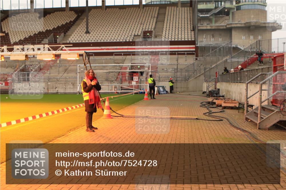 08.12.2024 - St. Pauli X-Mass-Run No. 14 Kathrin Stürmer Photography http://msf.ph/oto/7524728 08.12.2024 10:03:48 Ziel 815, 1565, 1870, 2219, 2759, 2819, 2933, 2948, 3071, 3082, 3169, 3179, 3180 meine-sportfotos.de