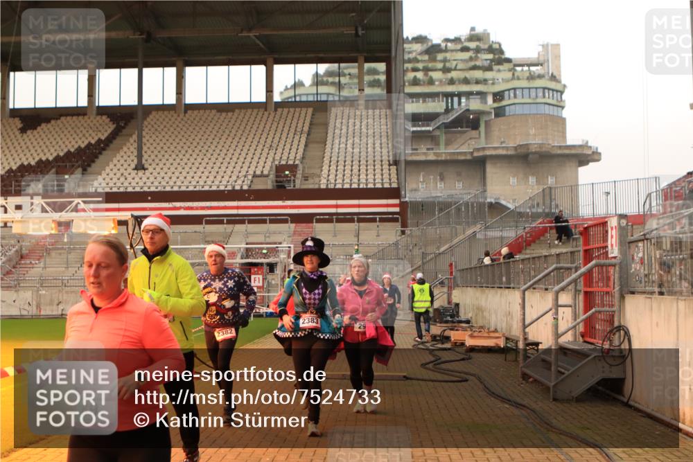 08.12.2024 - St. Pauli X-Mass-Run No. 14 Kathrin Stürmer Photography http://msf.ph/oto/7524733 08.12.2024 10:04:08 Ziel 31, 89, 299, 627, 634, 791, 1421, 2380, 2382, 2383, 2604 meine-sportfotos.de