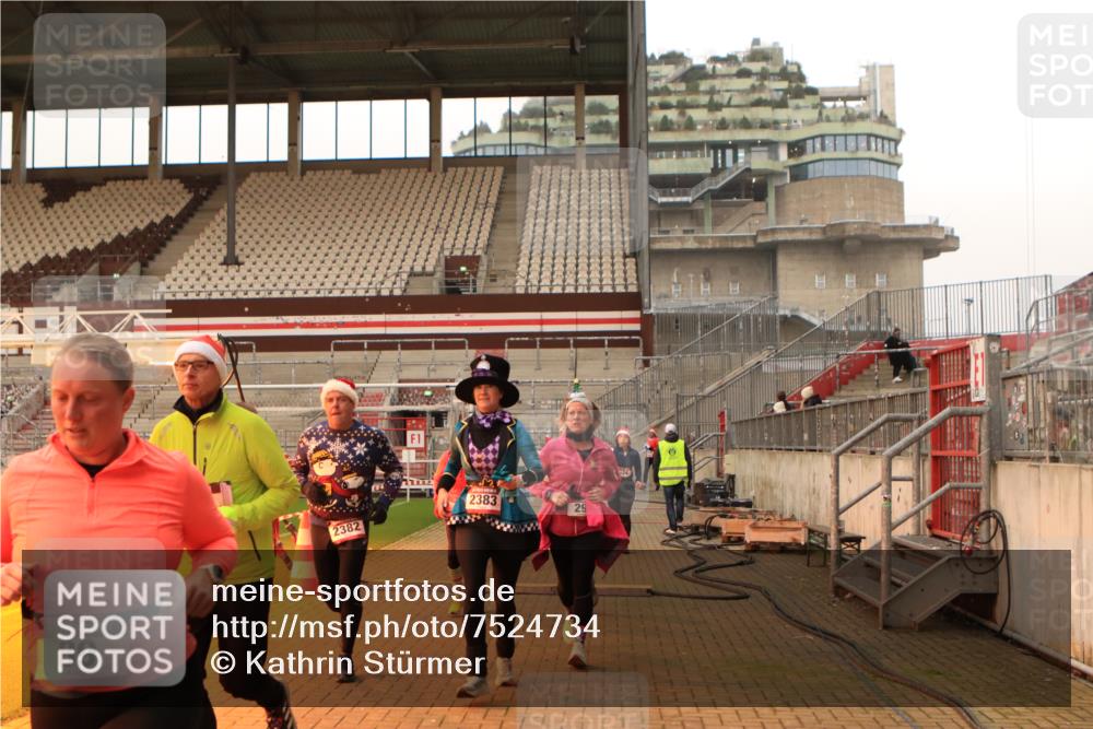 08.12.2024 - St. Pauli X-Mass-Run No. 14 Kathrin Stürmer Photography http://msf.ph/oto/7524734 08.12.2024 10:04:08 Ziel 31, 89, 299, 627, 634, 791, 1421, 2380, 2382, 2383, 2604 meine-sportfotos.de