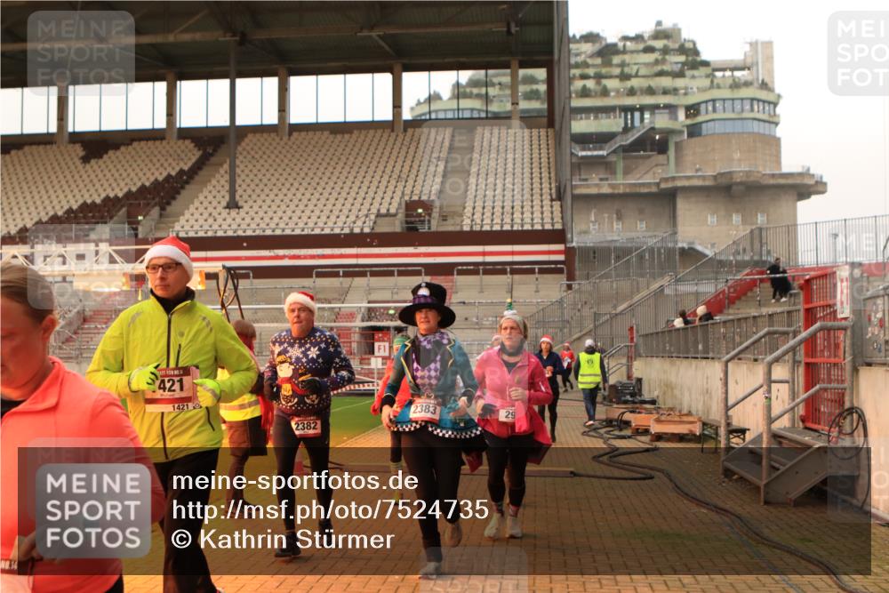 08.12.2024 - St. Pauli X-Mass-Run No. 14 Kathrin Stürmer Photography http://msf.ph/oto/7524735 08.12.2024 10:04:08 Ziel 31, 89, 299, 627, 634, 791, 1421, 2380, 2382, 2383, 2604 meine-sportfotos.de