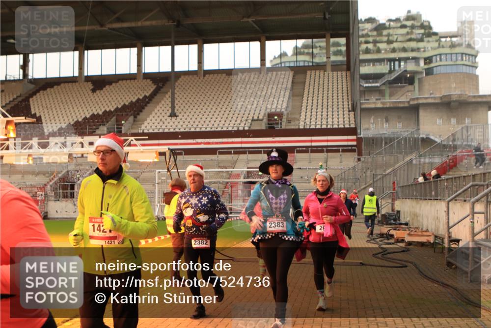 08.12.2024 - St. Pauli X-Mass-Run No. 14 Kathrin Stürmer Photography http://msf.ph/oto/7524736 08.12.2024 10:04:08 Ziel 31, 89, 299, 627, 634, 791, 1421, 2380, 2382, 2383, 2604 meine-sportfotos.de