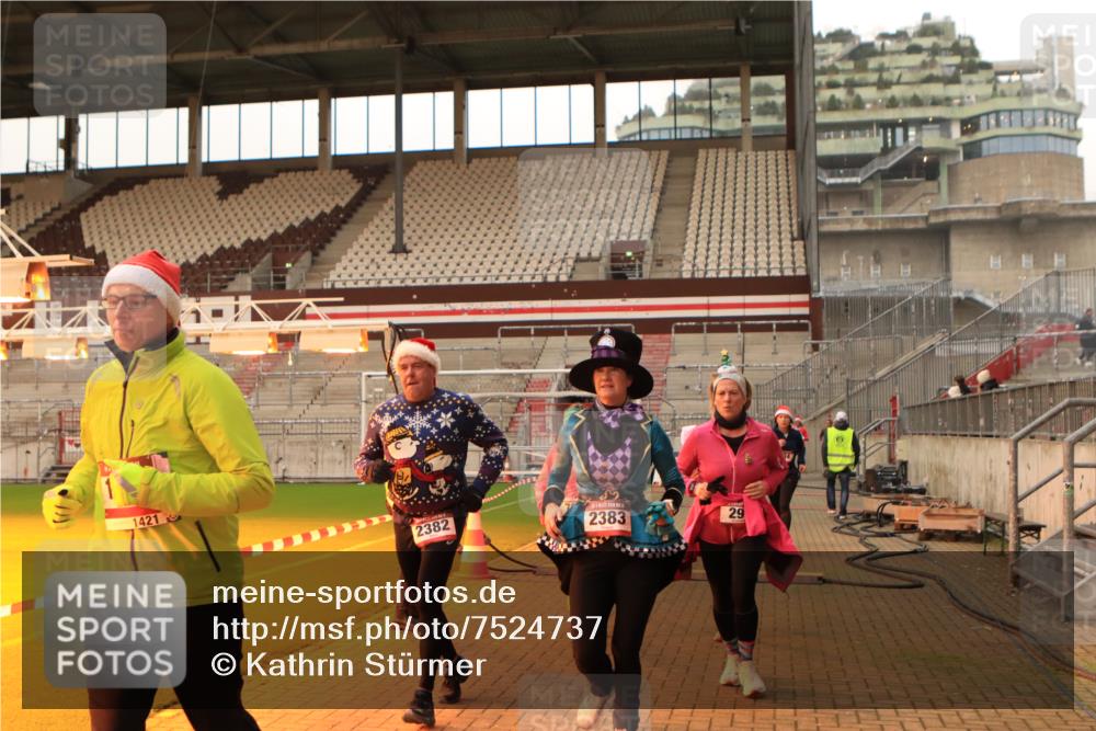 08.12.2024 - St. Pauli X-Mass-Run No. 14 Kathrin Stürmer Photography http://msf.ph/oto/7524737 08.12.2024 10:04:08 Ziel 31, 89, 299, 627, 634, 791, 1421, 2380, 2382, 2383, 2604 meine-sportfotos.de