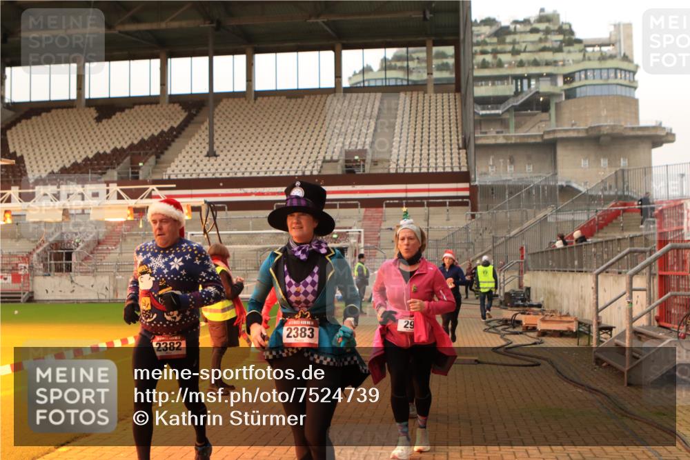 08.12.2024 - St. Pauli X-Mass-Run No. 14 Kathrin Stürmer Photography http://msf.ph/oto/7524739 08.12.2024 10:04:09 Ziel 31, 89, 299, 627, 634, 791, 1421, 2380, 2382, 2383, 2604, 3008 meine-sportfotos.de