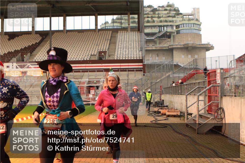 08.12.2024 - St. Pauli X-Mass-Run No. 14 Kathrin Stürmer Photography http://msf.ph/oto/7524741 08.12.2024 10:04:09 Ziel 31, 89, 299, 627, 634, 791, 1421, 2380, 2382, 2383, 2604, 3008 meine-sportfotos.de