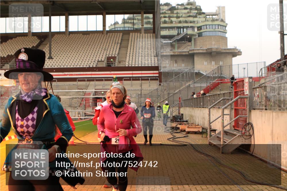 08.12.2024 - St. Pauli X-Mass-Run No. 14 Kathrin Stürmer Photography http://msf.ph/oto/7524742 08.12.2024 10:04:10 Ziel 31, 89, 299, 627, 634, 791, 1421, 2380, 2382, 2383, 2604, 3007, 3008 meine-sportfotos.de