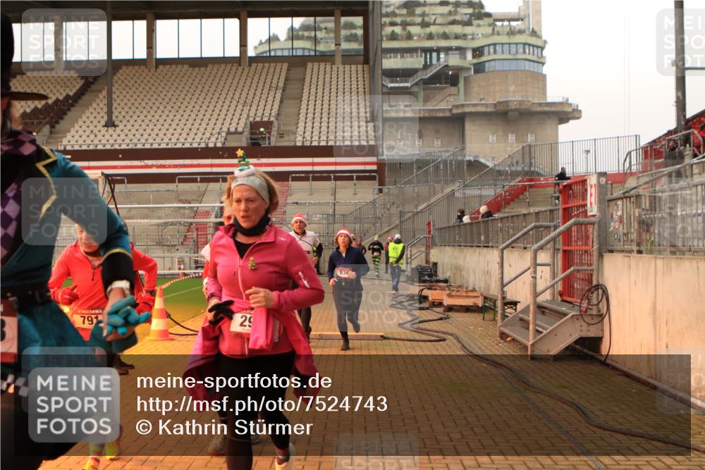 08.12.2024 - St. Pauli X-Mass-Run No. 14 Kathrin Stürmer Photography http://msf.ph/oto/7524743 08.12.2024 10:04:10 Ziel 31, 89, 299, 627, 634, 791, 1421, 2380, 2382, 2383, 2604, 3007, 3008 meine-sportfotos.de