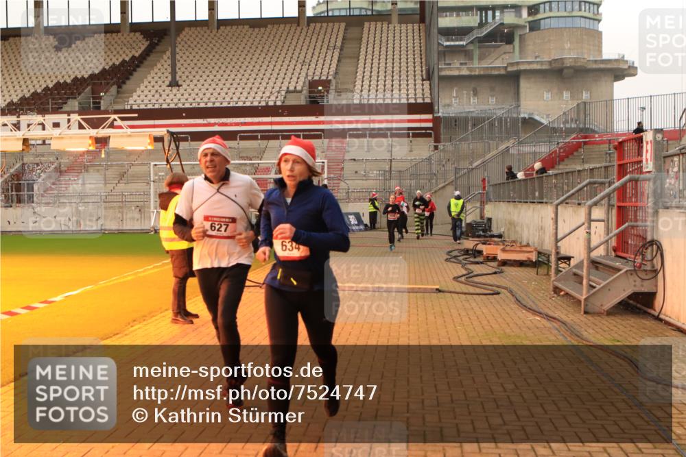 08.12.2024 - St. Pauli X-Mass-Run No. 14 Kathrin Stürmer Photography http://msf.ph/oto/7524747 08.12.2024 10:04:12 Ziel 31, 89, 299, 595, 627, 634, 748, 791, 1421, 2380, 2382, 2383, 2758, 3007, 3008 meine-sportfotos.de