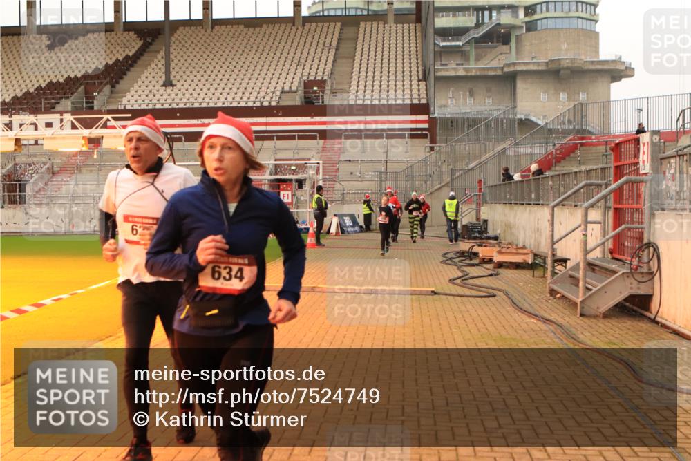 08.12.2024 - St. Pauli X-Mass-Run No. 14 Kathrin Stürmer Photography http://msf.ph/oto/7524749 08.12.2024 10:04:12 Ziel 31, 89, 299, 595, 627, 634, 748, 791, 1421, 2380, 2382, 2383, 2758, 3007, 3008 meine-sportfotos.de