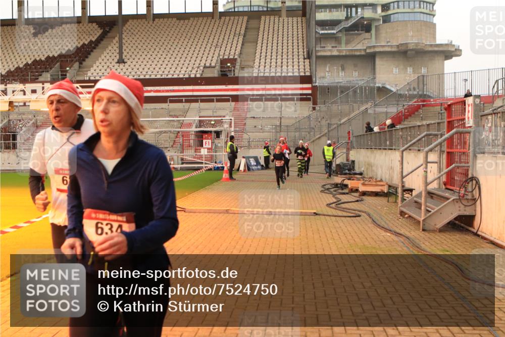 08.12.2024 - St. Pauli X-Mass-Run No. 14 Kathrin Stürmer Photography http://msf.ph/oto/7524750 08.12.2024 10:04:12 Ziel 31, 89, 299, 595, 627, 634, 748, 791, 1421, 2380, 2382, 2383, 2758, 3007, 3008 meine-sportfotos.de