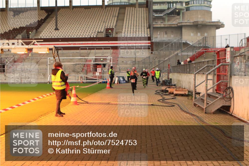 08.12.2024 - St. Pauli X-Mass-Run No. 14 Kathrin Stürmer Photography http://msf.ph/oto/7524753 08.12.2024 10:04:13 Ziel 31, 89, 299, 595, 627, 634, 748, 791, 1421, 2380, 2382, 2383, 2758, 3007, 3008 meine-sportfotos.de