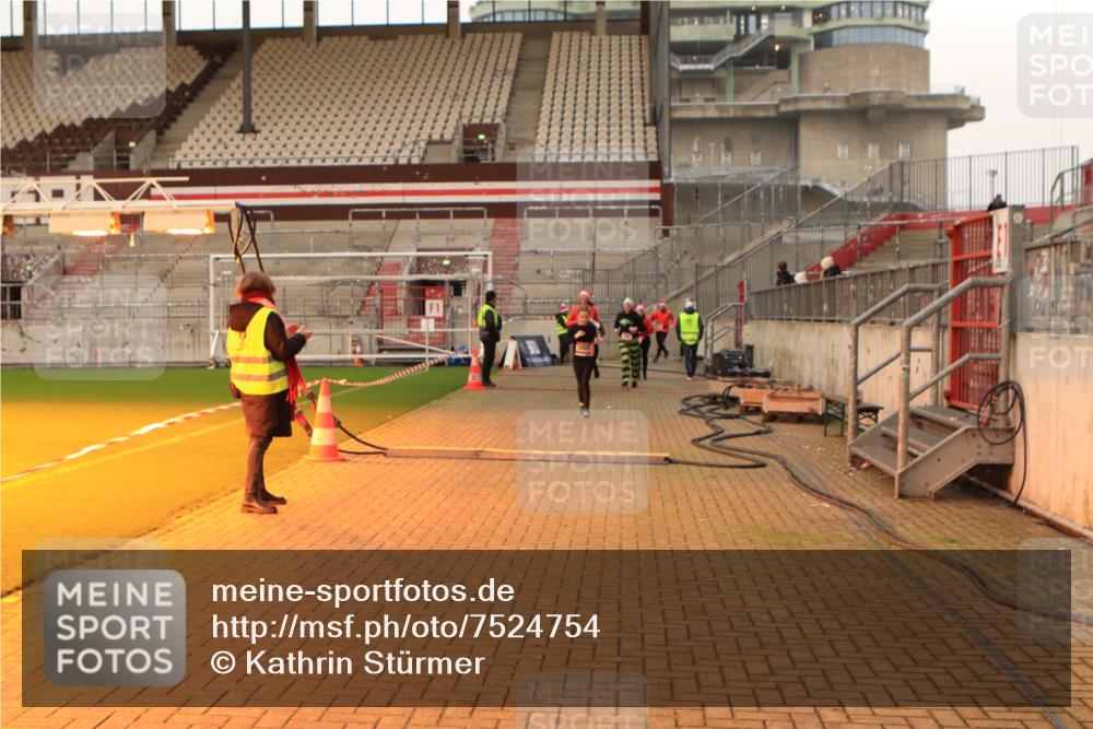 08.12.2024 - St. Pauli X-Mass-Run No. 14 Kathrin Stürmer Photography http://msf.ph/oto/7524754 08.12.2024 10:04:13 Ziel 31, 89, 299, 595, 627, 634, 748, 791, 1421, 2380, 2382, 2383, 2758, 3007, 3008 meine-sportfotos.de