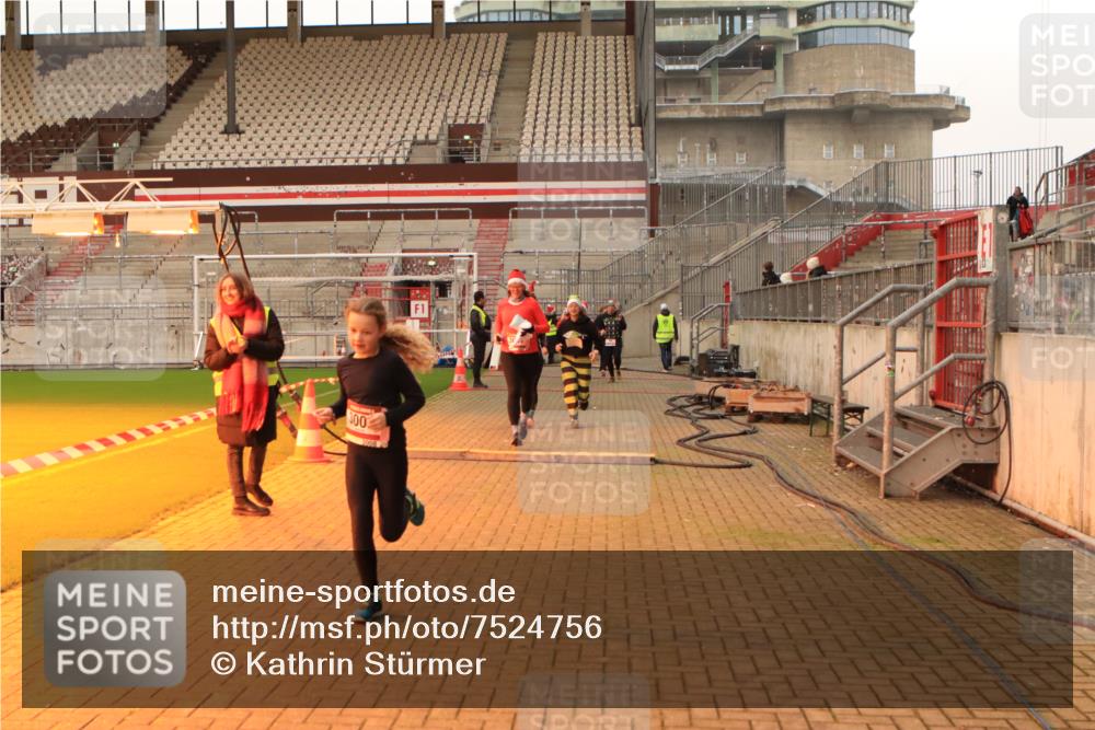 08.12.2024 - St. Pauli X-Mass-Run No. 14 Kathrin Stürmer Photography http://msf.ph/oto/7524756 08.12.2024 10:04:16 Ziel 31, 76, 89, 172, 299, 595, 627, 634, 748, 791, 1421, 2380, 2382, 2383, 2485, 2758, 3007, 3008 meine-sportfotos.de