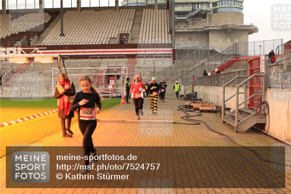 08.12.2024 - St. Pauli X-Mass-Run No. 14 Kathrin Stürmer Photography http://msf.ph/oto/7524757 08.12.2024 10:04:17 Ziel 31, 76, 89, 172, 299, 595, 627, 634, 748, 791, 1421, 2380, 2382, 2383, 2485, 2758, 2937, 3007, 3008 meine-sportfotos.de