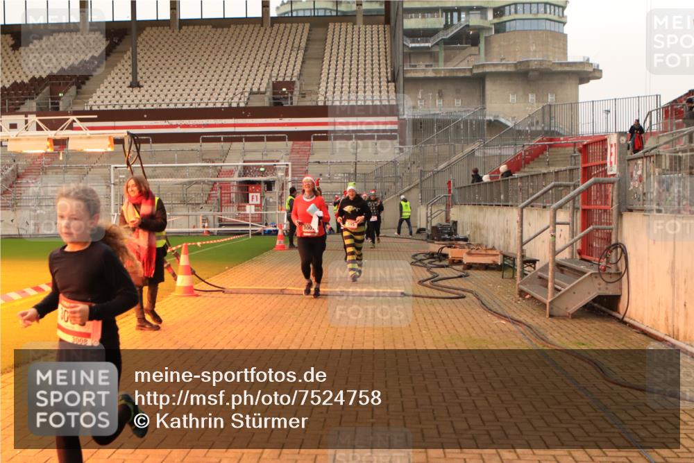08.12.2024 - St. Pauli X-Mass-Run No. 14 Kathrin Stürmer Photography http://msf.ph/oto/7524758 08.12.2024 10:04:17 Ziel 31, 76, 89, 172, 299, 595, 627, 634, 748, 791, 1421, 2380, 2382, 2383, 2485, 2758, 2937, 3007, 3008 meine-sportfotos.de