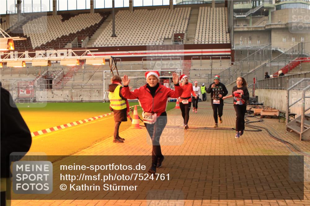 08.12.2024 - St. Pauli X-Mass-Run No. 14 Kathrin Stürmer Photography http://msf.ph/oto/7524761 08.12.2024 10:04:22 Ziel 76, 172, 595, 627, 634, 748, 2485, 2758, 2937, 3007, 3008 meine-sportfotos.de
