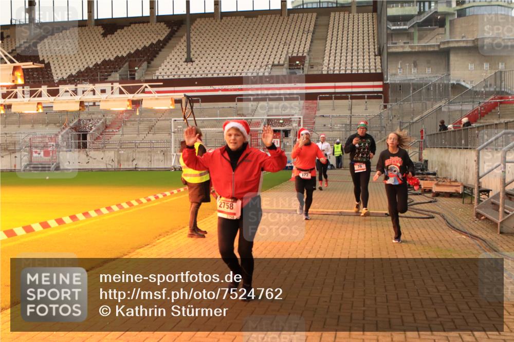 08.12.2024 - St. Pauli X-Mass-Run No. 14 Kathrin Stürmer Photography http://msf.ph/oto/7524762 08.12.2024 10:04:22 Ziel 76, 172, 595, 627, 634, 748, 2485, 2758, 2937, 3007, 3008 meine-sportfotos.de