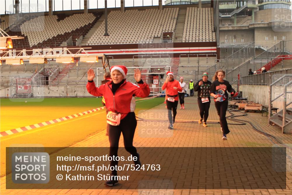 08.12.2024 - St. Pauli X-Mass-Run No. 14 Kathrin Stürmer Photography http://msf.ph/oto/7524763 08.12.2024 10:04:22 Ziel 76, 172, 595, 627, 634, 748, 2485, 2758, 2937, 3007, 3008 meine-sportfotos.de