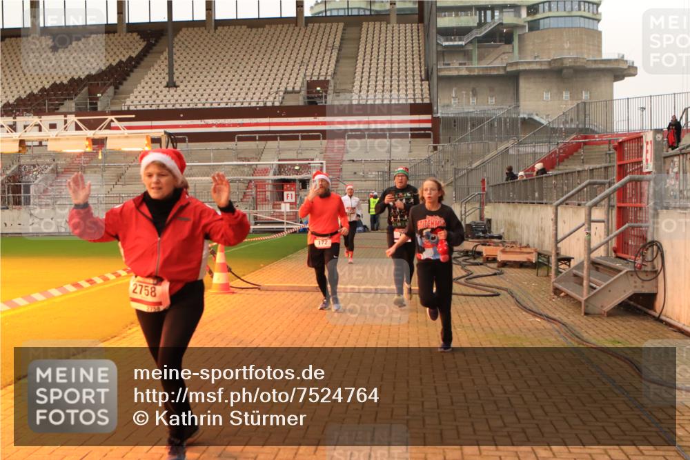 08.12.2024 - St. Pauli X-Mass-Run No. 14 Kathrin Stürmer Photography http://msf.ph/oto/7524764 08.12.2024 10:04:22 Ziel 76, 172, 595, 627, 634, 748, 2485, 2758, 2937, 3007, 3008 meine-sportfotos.de