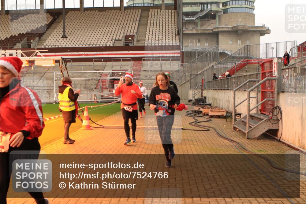 08.12.2024 - St. Pauli X-Mass-Run No. 14 Kathrin Stürmer Photography http://msf.ph/oto/7524766 08.12.2024 10:04:23 Ziel 76, 172, 595, 627, 634, 748, 2485, 2758, 2937, 3007, 3008 meine-sportfotos.de
